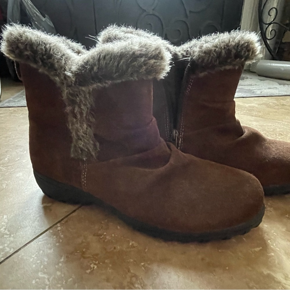 New with tags size 9 fur liners ankle boots